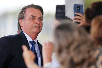 Presidente Jair Bolsonaro posa para fotos ao deixar Palácio da Alvorada
12/12/2019 REUTERS/Adriano Machado