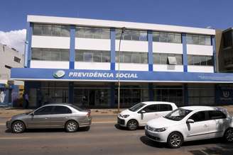 O BPC é concedido a pessoas com deficiência e a idosos com mais de 65 anos que comprovam não ter meios de conseguir o próprio sustento ou de tê-lo garantido pela família