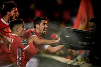 André Almeida celebra gol da virada do Benfica sobre o Aves (Foto: AFP)