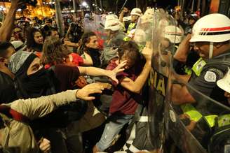 Manifestantes enfrentam policiais durante o segundo protesto do ano organizado pelo Movimento Passe Livre (MPL).