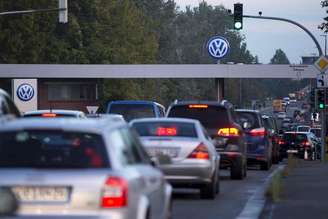Carros circulam perto de fábrica da Volkswagen em Wolfsburg, Alemanha. 23/9/2015. REUTERS/Axel Schmidt