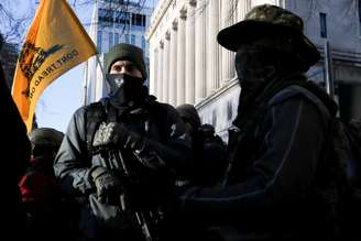 Pessoas participam de uma manifestação contra o plano dos democratas da Virgínia de aprovar legislação sobre armas, no edifício do Capitólio do Estado da Virgínia, em Richmond, Virgínia, EUA. 20/01/2020. REUTERS/Leah Millis