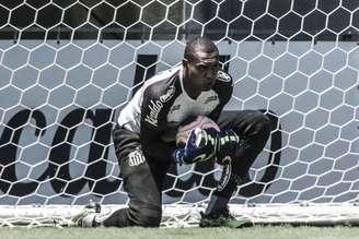 John briga para ser o segundo goleiro do Santos (Ivan Storti/Santos)