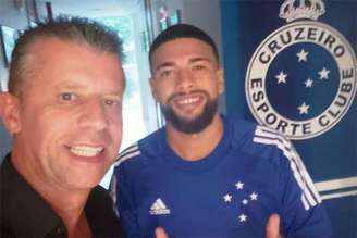 Machado já posou com a camisa do Cruzeiro após o acerto do Grêmio com a Raposa para liberar o jogador-(Reprodução/Instagram)