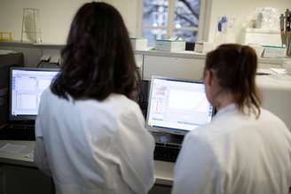Funcionárias de hopsital preparam teste para coronavírus em Berlim 21/1//2020 REUTERS/Axel Schmidt