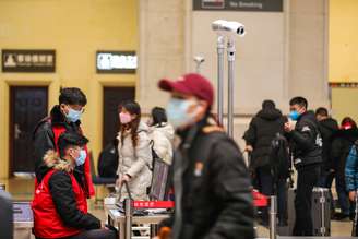 Funcionários do governo monitoram scanners que medem a temperatura de passageiros em ponto de checagem na estação de trem Hankou, em Wuhan
21/01/2020
China Daily via REUTERS
