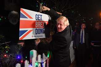 Boris Johnson posa ao lado de placa em South Benfleet
11/12/2019 Ben Stansall/Pool via REUTERS 