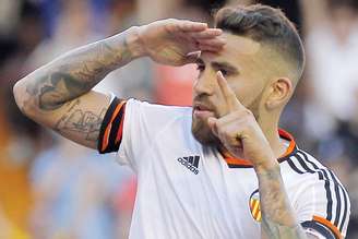 Otamendi em ação pelo Valencia: jogador ficou uma temporada no clube e rumou ao City (Foto: Jose Jordan/AFP)