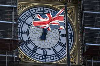 Bandeira britânica em frente ao Big Ben, em Londres