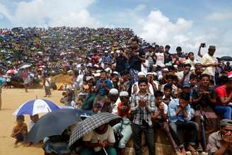 Refugiados rohingyas participam de orações em campo de  Cox’s Bazar, em Bangladesh
25/08/2019
REUTERS/Rafiqur Rahman