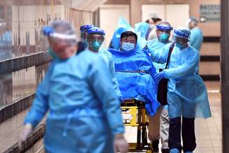 Equipe médica transfere paciente de um caso altamente suspeito de um novo coronavírus no Hospital Queen Elizabeth em Hong Kong, China 22/01/2020. cnsphoto via REUTERS