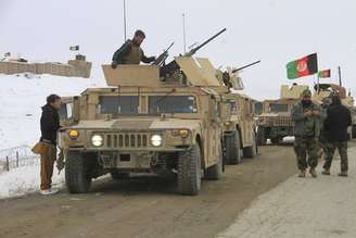 Militares afegãos se preparam para ir a local de acidente aéreo na província de Ghazni