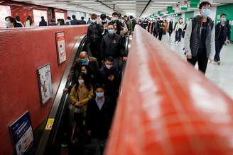 Passageiros usam máscaras para se prevenirem contra surto do coronavírus, nuam estação de trem em Hong Kong. 29/1/2020. REUTERS/Tyrone Siu