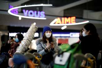 Turistas de voo da Air China de Pequim para Paris chegam ao aeroporto Charles de Gaulle 26/1/2020 REUTERS/Benoit Tessier
