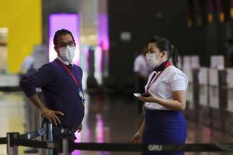 Funcionários usam máscaras no aeroporto de Guarulhos como medida preventiva ao novo coronavírus
31/01/2020
REUTERS/Amanda Perobelli