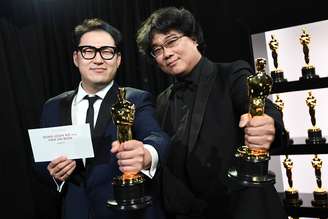Bong Joon Ho e Han Jin Won seguram suas estatuetas pelo Oscar de melhor rotreiro original, por "Parasita"
09/02/2020
Matt Petit/A.M.P.A.S./Divulgação via REUTERS