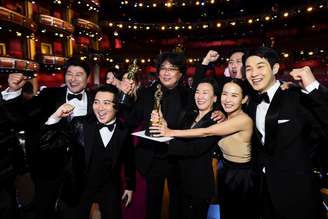 Diretor e elenco de "Parasita" posam para foto durante cerimônia do Oscar
09/02/2020 Matt Petit/A.M.P.A.S./Divulgação via REUTERS