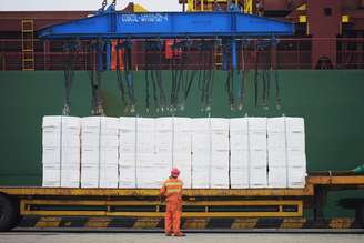 Descarregamento de papel em porto de Qingdao, na China. REUTERS/Stringer