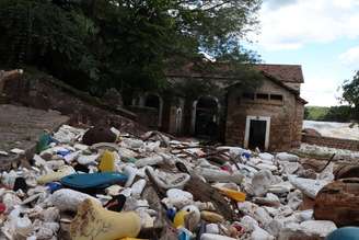 Toneladas de lixo ficaram acumuladas nas margens do rio, em Salto, após as águas do Tietê baixarem, em Salto, interior de São Paulo