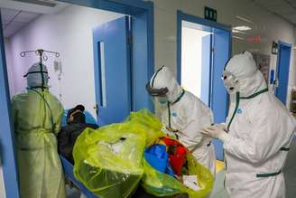 Equipe médica transfere paciente infectado com novo coronavírus para ala de isolamento em hospital em Wuhan, na província de Hubei
06/02/2020
China Daily via REUTERS