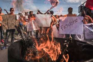Empregados da Ansa participaram de uma manifestação, durante a qual queimaram telegramas enviados pela estatal
