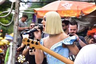 Pabllo Vittar no bloco do chá da Alice selvagem na avenida Berrini em São Paulo