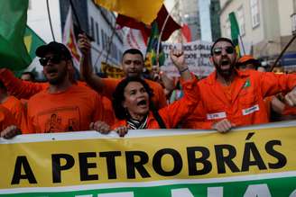 Petroleiros protestam do lado de fora da sede da Petrobras no Rio de Janeiro
18/02/2020 REUTERS/Ricardo Moraes