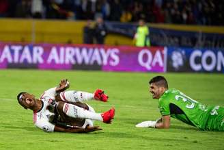 Bruno Henrique no caído após dividida com goleiro (Foto: Alexandre Vidal / Flamengo)