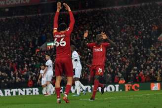 Mané e Alexander-Arnold comemoram o terceiro gol do Liverpool, que garantiu a vitória sobre West Ham (FOTO: AFP)