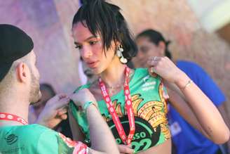 Bruna Marquezine não foi pra Sapucaí e ficou curtindo Carnaval em Salvador