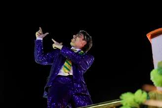 O ator Marcelo Adnet imita o presidente Jair Bolsonaro em desfile da São Clemente, no Rio de Janeiro, Brasil 24/02/2020. REUTERS/Ricardo Moraes 