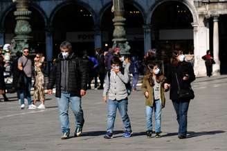 Turistas usam máscaras na Praça de São Marcos, em Veneza, na Itália
27/02/2020
REUTERS/Manuel Silvestri