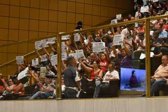 Protesto na Assembleia Legislativa de São Paulo (Alesp), no dia 19 de fevereiro; Deputados aprovaram em 2º turno o Projeto de Emenda Constitucional (PEC) da Reforma da Previdência Estadual Paulista