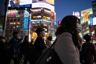 Pessoas usando máscara de proteção em Tóquio
03/03/2020
REUTERS/Athit Perawongmetha