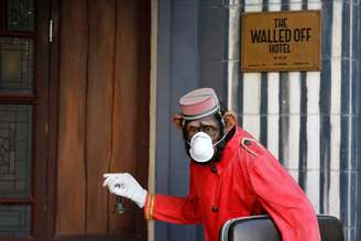 Estátua de chimpanzé com máscara de proteção na entrada do The Walled Off Hotel, em Belém
05/03/2020
REUTERS/Mussa Qawasma
