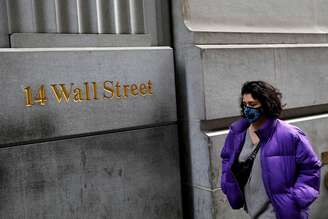 Mulher de máscara em Wall Street, em Nova York
06/03/2020
REUTERS/Andrew Kelly