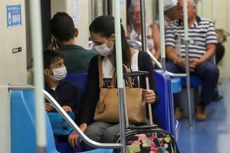 Mulher e criança com máscara de proteção no metrô de São Paulo
06/03/2020
REUTERS/Rahel Patrasso