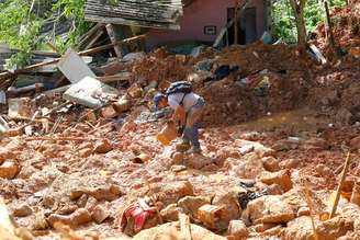 Agentes do Corpo de Bombeiros, da Defesa Civil e voluntários continuam as buscas por corpos no Morro do Macaco Molhado, no Guarujá.