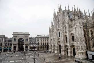 Praça do Duomo, em Milão, semideserta por causa de coronavírus