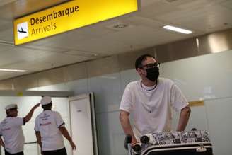 Passageiro com máscara de proteção contra coronavírus desembarca no aeroporto internacional de Guarulhos, em São Paulo
27/02/2020
REUTERS/Amanda Perobelli