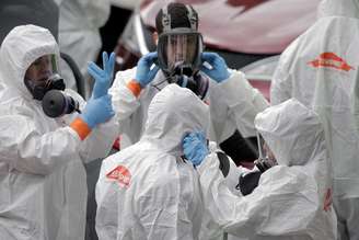Pessoal de limpeza se veste com trajes de proteção para entrar em centro de cuidados em Kirkland, no Estado de Washington
12/03/2020
REUTERS/David Ryder