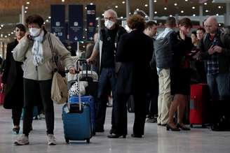 Pessoas usam máscaras de proteção no aeroporto Paris Charles de Gaulle
12/03/2020
REUTERS/Benoit Tessier
