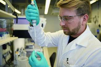 Philipp Hoffmann, da empresa biofarmacêutica alemã CureVac, demonstra pesquisa com vacina contra o coronavirus (Covid-19). 12/3/2020. REUTERS/Andreas Gebert - 