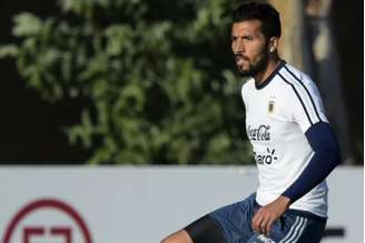 Garay é jogador da seleção argentina e do Valencia (Foto: JUAN MABROMATA / AFP)