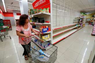 Mulher passa por prateleiras vazias em supermercado de Buenos Aires
15/03/2020
REUTERS/Agustin Marcarian