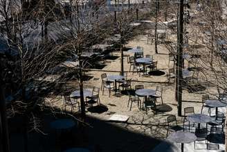 Cadeiras vazias de restaurantes perto do rio Hudson
15/03/2020
REUTERS/Jeenah Moon
