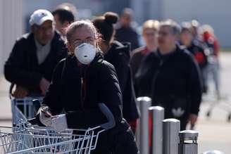 Franceses fazem fila para entrar em supermercado 
16/03/2020
REUTERS/Christian Hartmann/