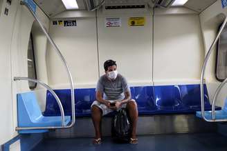 Passageiro usa máscara de proteção no metrô de São Paulo
16/03/2020
REUTERS/Amanda Perobelli