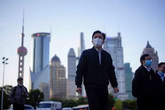 Pessoas com máscara de proteção no centro financeiro de Xangai
19/03/2020
REUTERS/Aly Song