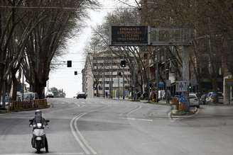 Ruas da cidade de Roma, capital da Itália, são vistas praticamente desertas na quinta- feira (19)